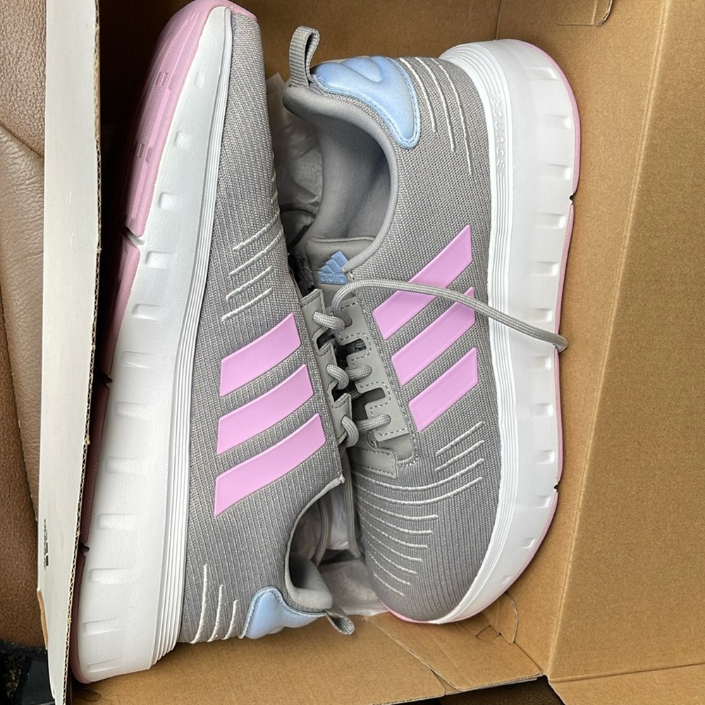 Adidas swift run Kids size 6